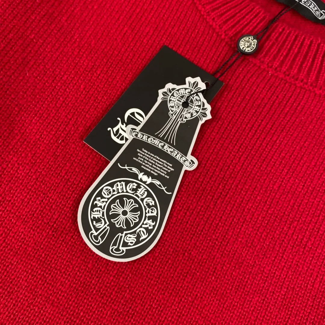 P230 High-quality Chrome Hearts CH Chrome Hearts patchwork cross hole knitted sweater pullover. The popular style is the same for men and women. It is matched with black and white. It looks good in real life. The upper body is good-looking. It looks good in daily wear. It is even more photogenic. It’s hard not to buy it. Buy it for me!!! Believe me, no one can refuse such a long Chrome Hearts jacket. The version has been expanded based on the old version. The upper body is loose and stylish, and the hem is expanded to a casual design. Fat people look extremely slim, thin people have limited height and high-end. Ten thousand yuan ZP printing, 1:1 perfect restoration, looks good when worn alone or stacked, can be easily controlled by both men and women. If you care more about quality, you must also respect the price. It is completely different from the thin see-through bottoms and junk products on the market that pill when worn. If the style makes you shine at a glance, then quality is what you should pay more attention to. Compared with price, we focus on quality. Customers who have received my products all know it. ️️️ Sweaters on the market are generally made of bract core yarn. We use modal. The advantages over core-spun yarn are very intuitive: high cost, high price, high density, relatively expensive for developers, and let us make a lot less money. In addition, it is delicate, has no scum on the upper body, resists pilling, and is high-end. We are conscientious sellers and do not use core-spun yarn. Apart from being cheap, core-spun yarn is really useless. It shrinks, pills, hooks, and makes people pierced. He is proficient in everything. It is 2024. Who doesn’t want to look decent when they go out? Quality determines the upper body effect. No matter how bad the quality, the best style is still the temperament of the urban-rural fringe. We only do long-term business. Quality determines character. Take it back and wear it with confidence and wash it. The quality of the pattern will definitely make your eyes shine. We only make the right version of high quality. We make high-end hard goods. Reject junk goods and reject fast food. Conscientious quality and conscientious price. You deserve it!  Color: Black White Gray Red Size: S M L